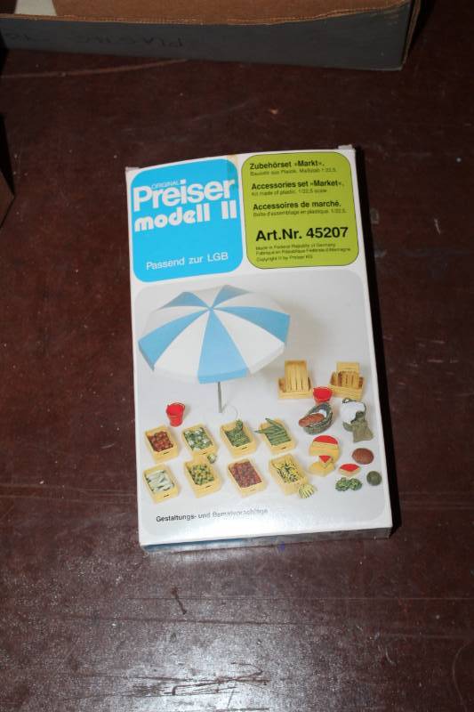 lot 314 image: Preiser Market Accessories Set 122.5 Scale