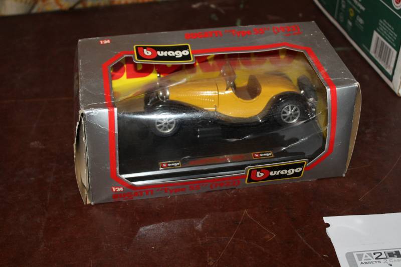 lot 302 image: Burago 1932 Bugatti Type 55 124 Scale Die Cast Collectible Car