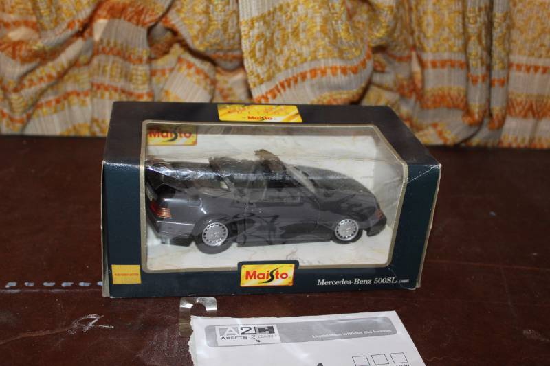 lot 304 image: Maisto 1989 Mercedes Benz 500SL 124 Scale Die Cast Collectible Car