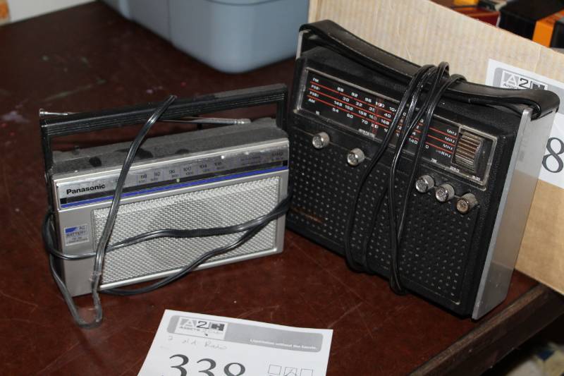lot 338 image: Magnavox,Panasonic AMFM Portable Table Radios