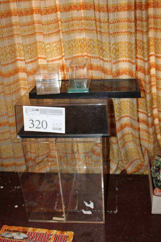 lot 320 image: Clear Plastic Display Case, Display Covers