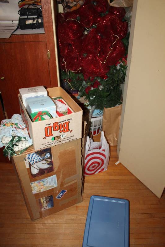 lot 349 image: Christmas Dcor, Tins, Wreath, Lights, Figures, Misc. Dcor