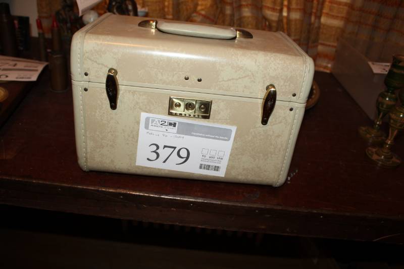 lot 379 image: Samsonite Streamlite Make-up Box