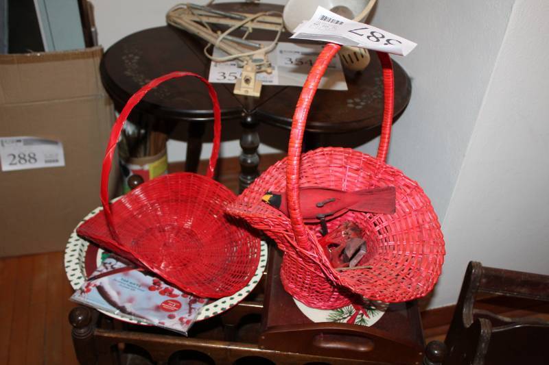 lot 387 image: Cardinal Table Dcor - Baskets, Plates, Magazines