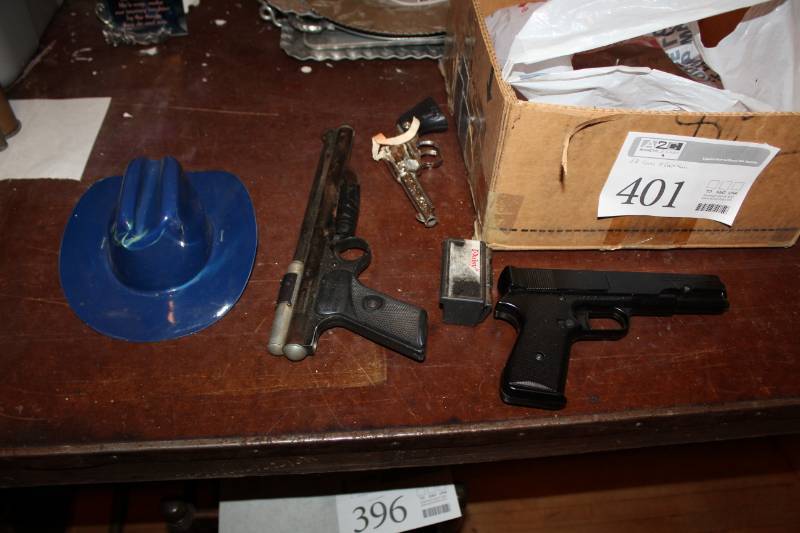 lot 401 image: BB Guns, Cap Guns