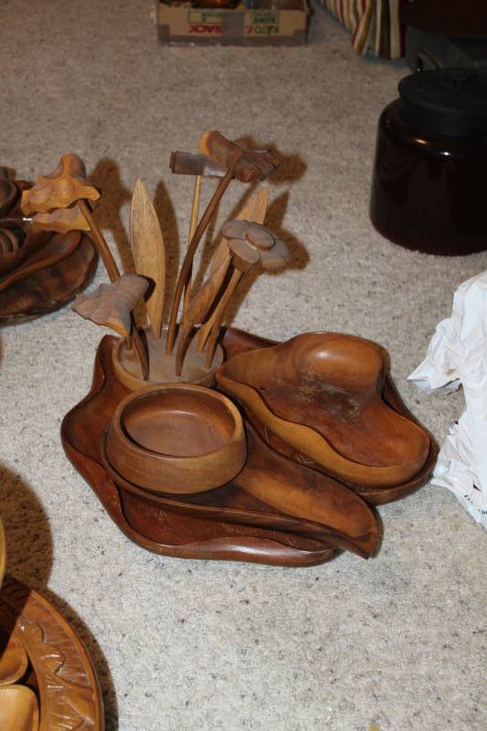 lot 416 image: Hawaiian Hand Carved Monkey Pod Wood Serving Tray