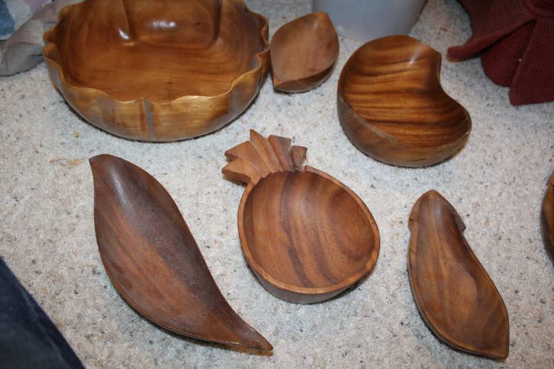 lot 417 image: Hawaiian Hand Carved Monkey Pod Wood Serving Bowls