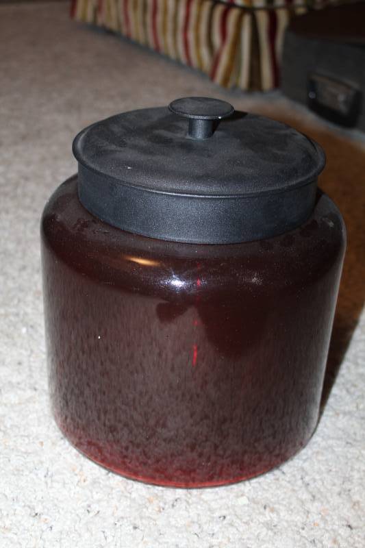 lot 423 image: Cookie Jar with Lid