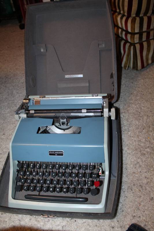 lot 426 image: Olivetti Underwood Electric Typewriter