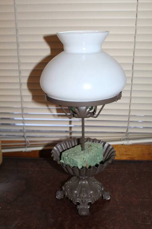 lot 437 image: Candleholder