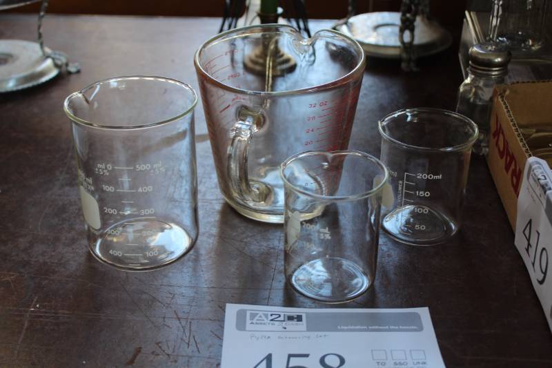 lot 458 image: Pyrex Measuring Vessels