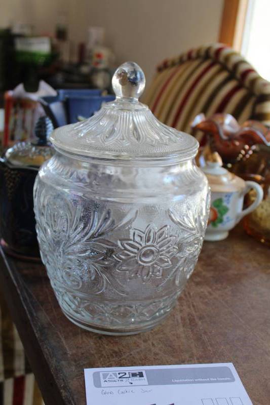 lot 461 image: Clear Glass Cookie Jar with Glass Lid
