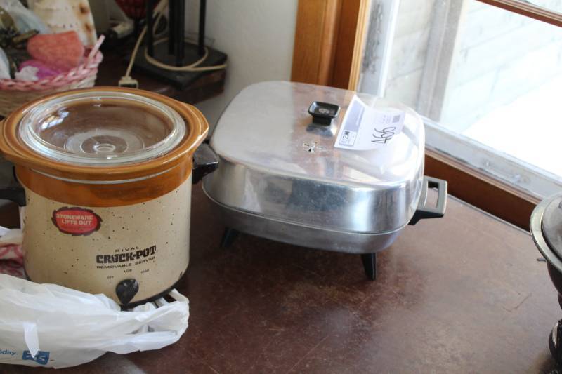 lot 466 image: Rival Crock Pot, Electric Warming Skillet with Lid