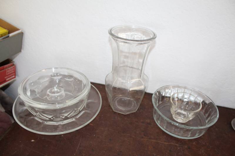lot 459 image: Glass Serving Bowls, Serving Plate, Vase