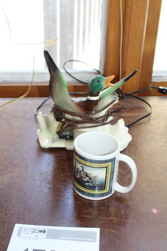 lot 479 image: Duck Table Lamp, Geese Ceramic Coffee Mug