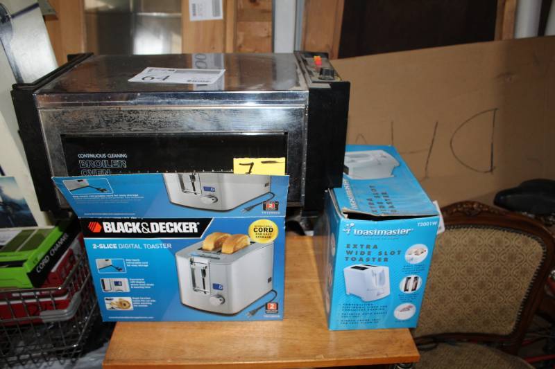 lot 64 image: Black&Decker 2-Slice Digital Toaster, Toastmaster Extra Wide Slot Toaster, Broiler Oven