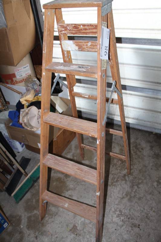 lot 98 image: 5ft. Wood Step Ladder