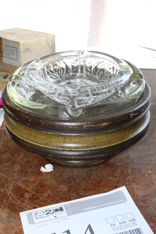 lot 514 image: Ash Trays
