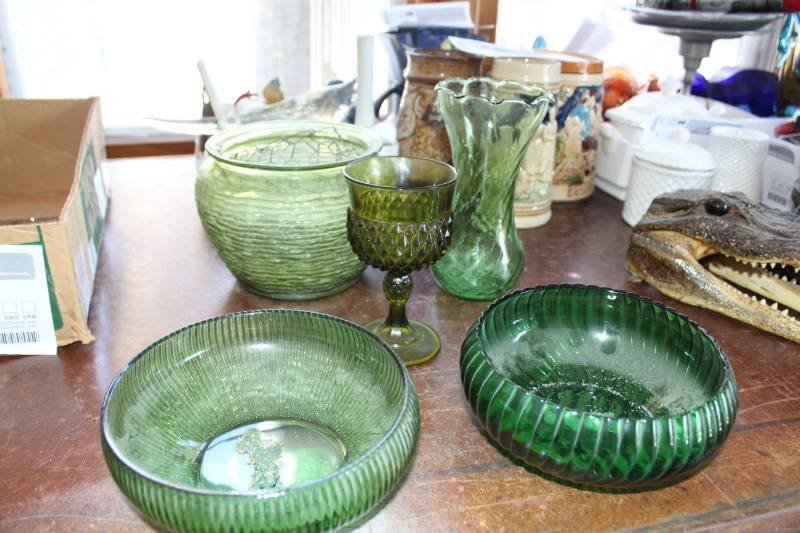 lot 520 image: Green Glass Serving Bowls, Vase, Goblet