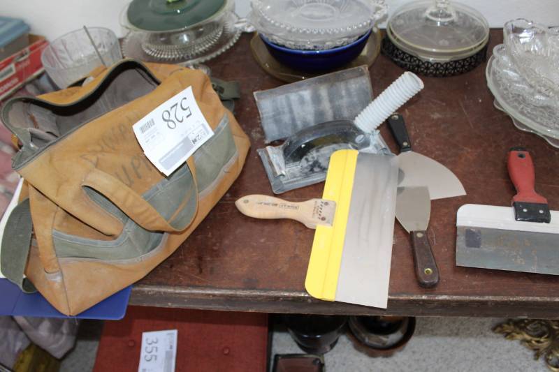 lot 528 image: Dry Wall Tools - Scrapers, Sanders, Putty Knives, And More