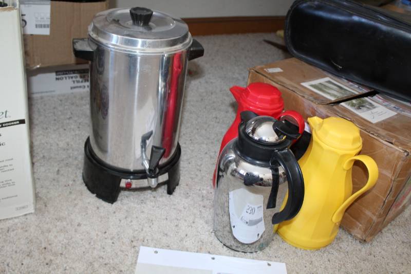 lot 530 image: 30-Cup Coffee Maker with 3-Coffee Carafes