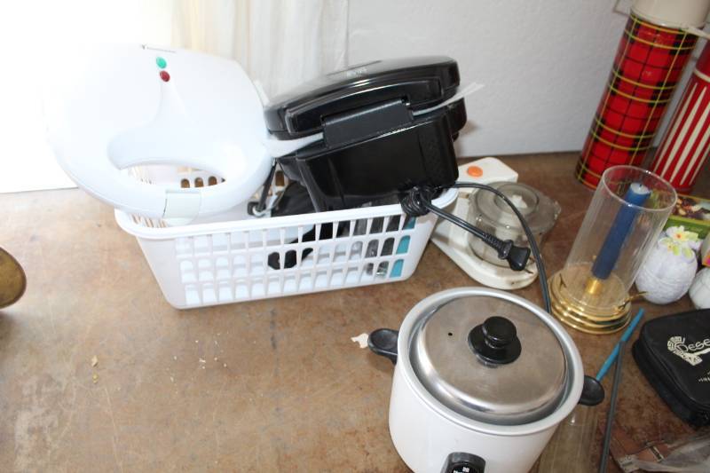 lot 556 image: Kitchen Appliances - George Foreman Grills, Crock Pot, Food Dicer
