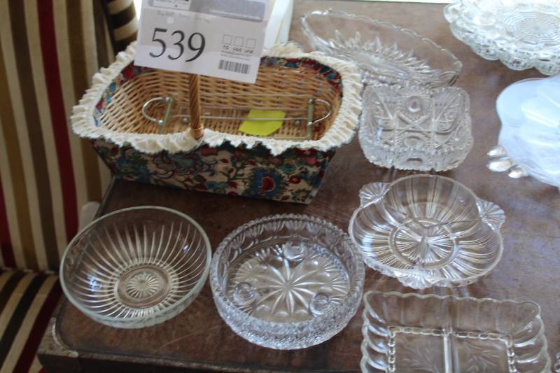 lot 539 image: Glass Serving Bowls