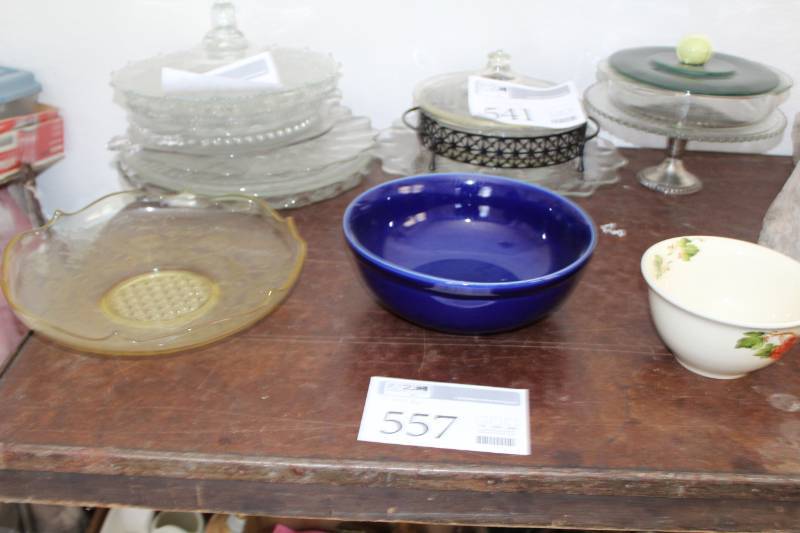 lot 557 image: Ceramic and Glass Serving Bowls