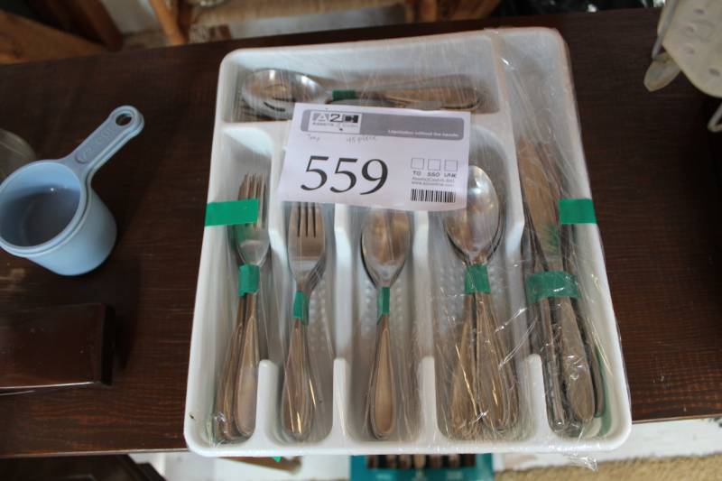 lot 559 image: 45-Piece Silverware Flatware with Utensil Tray