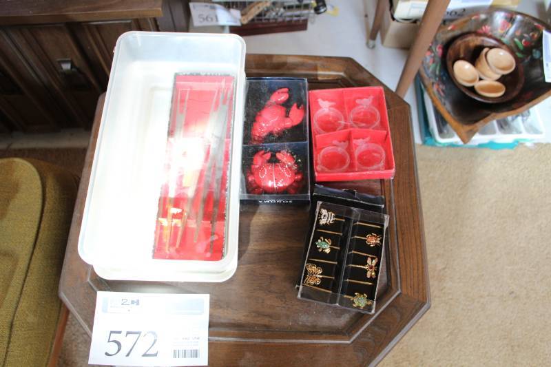 lot 572 image: Asian Themed Serving Dcor