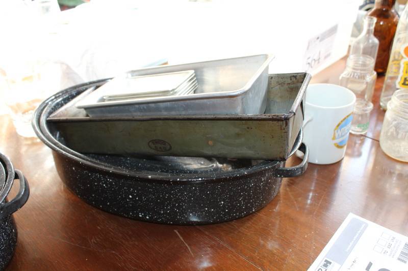 lot 575 image: Vintage Enamelware Roasting Pan, Bread Pans