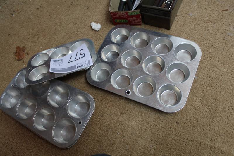 lot 577 image: CupcakeMuffin Tin Pans