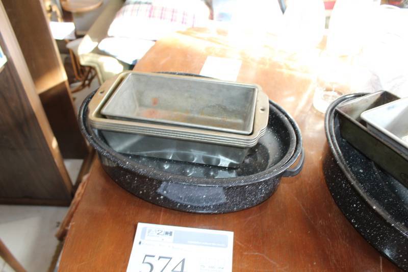 lot 574 image: Vintage Enamelware Roasting Pans and Bread Pans