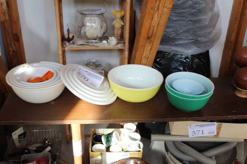 lot 570 image: Glass Mixing Bowls, Plastic Bowls with Lids