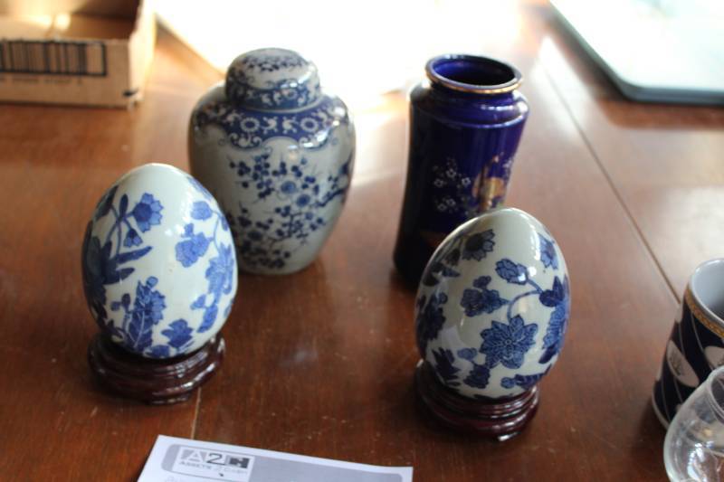 lot 585 image: Ceramic Asian Theme Vases, Eggs
