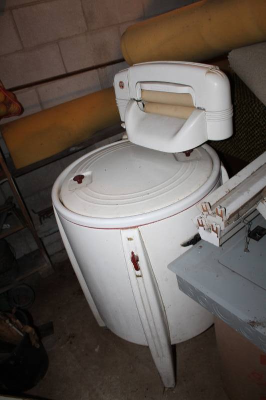 lot 29 image: Speed Queen Wringer Clothes Washing Machine