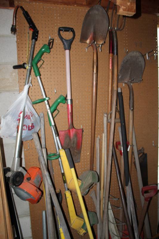 lot 30 image: Yard Tools - Shovels, Rakes, Spades, Weed Whips, And More
