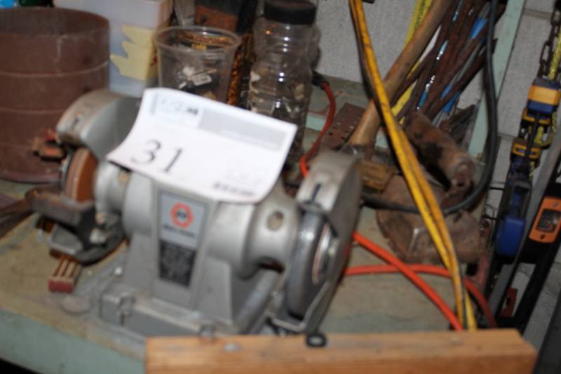 lot 31 image: Black&Decker Dual Head 5in. Bench Grinder