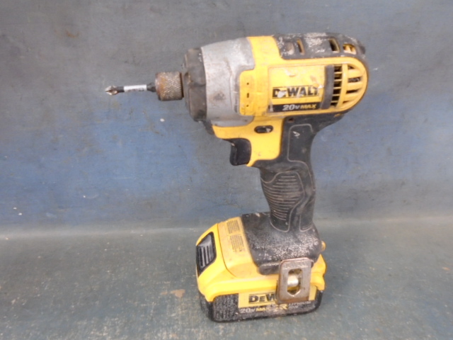 lot 26 image: Dewalt 14 Cordless Impact Driver