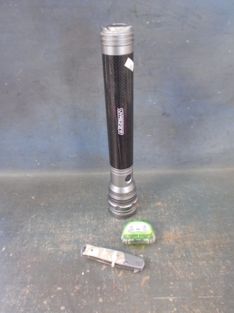 lot 29 image: Guidesman Flashlight and More
