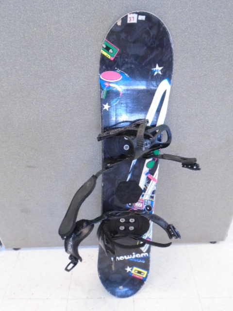 lot 37 image: Snowboard