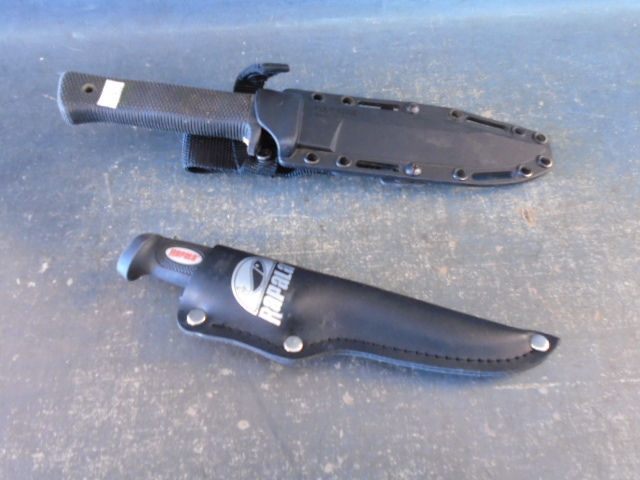 lot 65 image: Hunting Knives