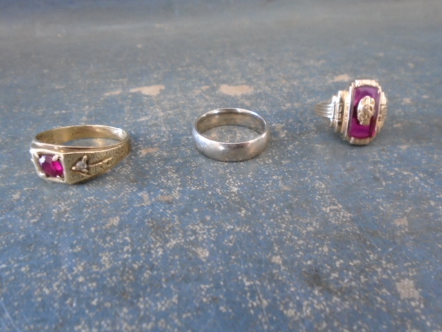 lot 17 image: Mens Rings