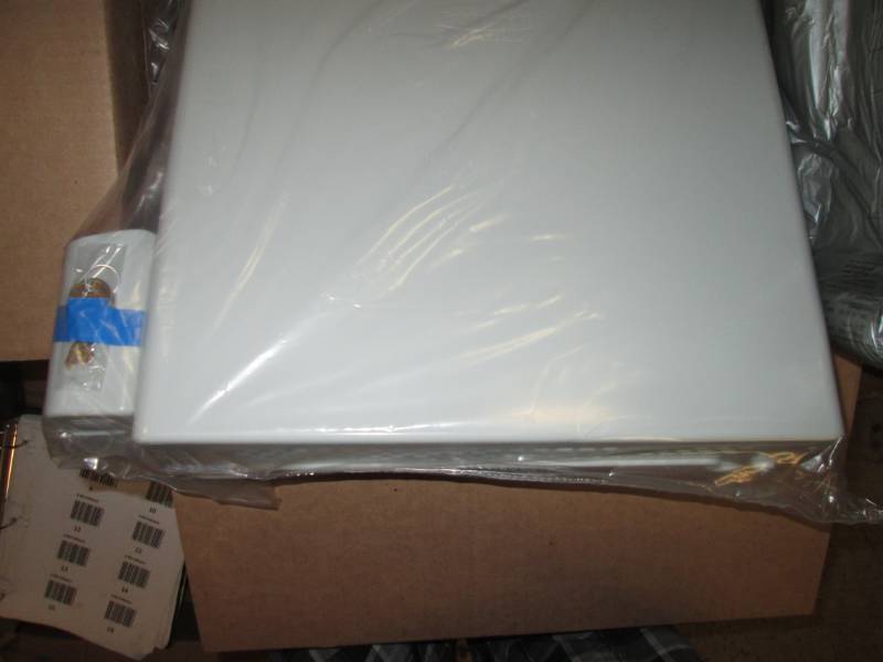 lot 311 image: Rubbermaid healthcare drawer with k...