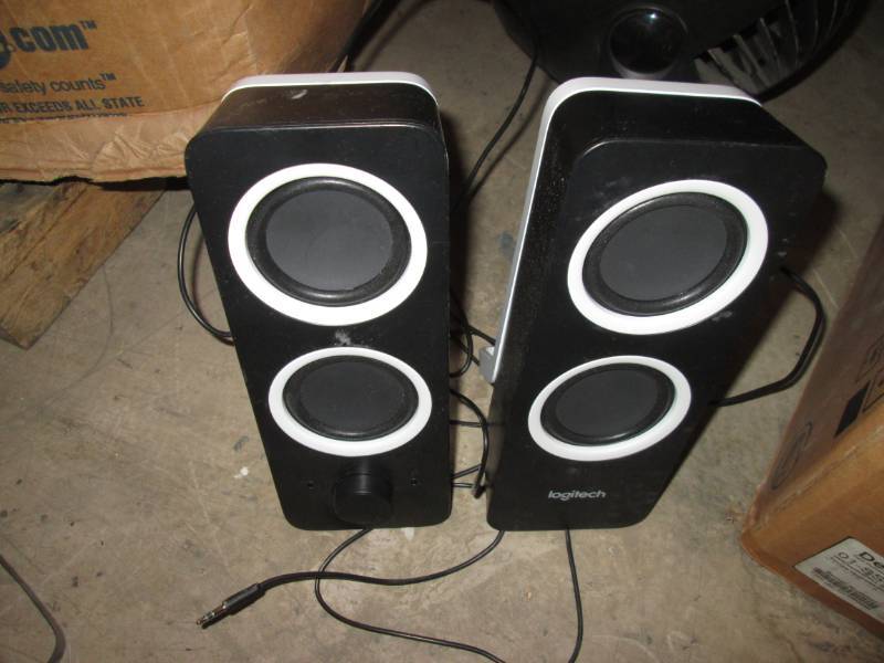 lot 321 image: Logitech speaker ...