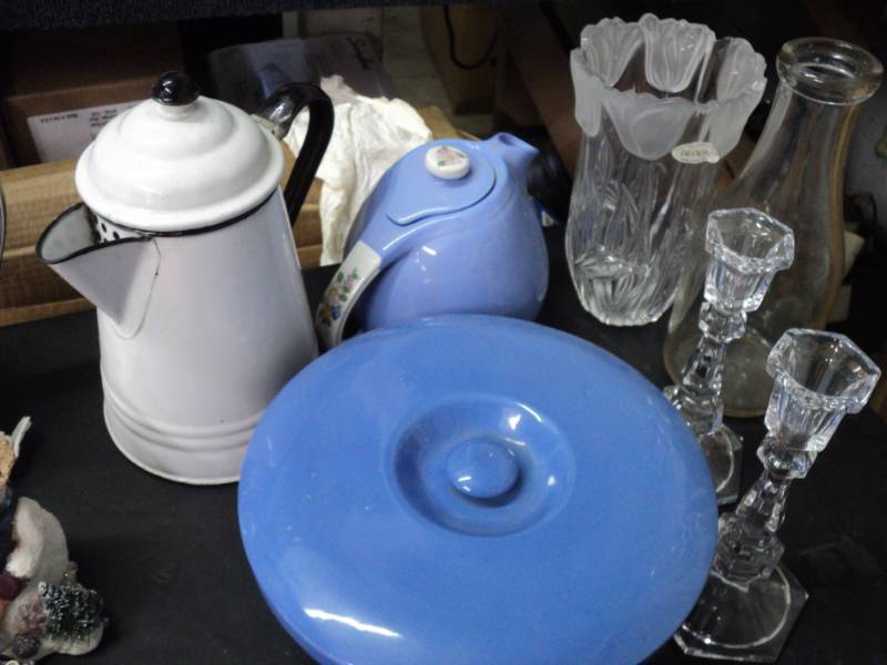 lot 10 image: Collectibles Glassware includes Hal...