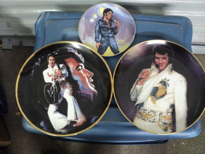 lot 18 image: 3 Elvis Plates...