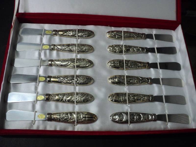lot 34 image: Newman Marcus Knife Set in Red Velv...
