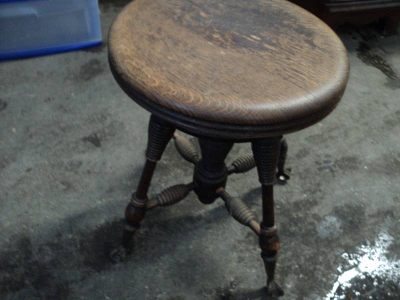 lot 39 image: Organ Stool Swivels and adjustable...