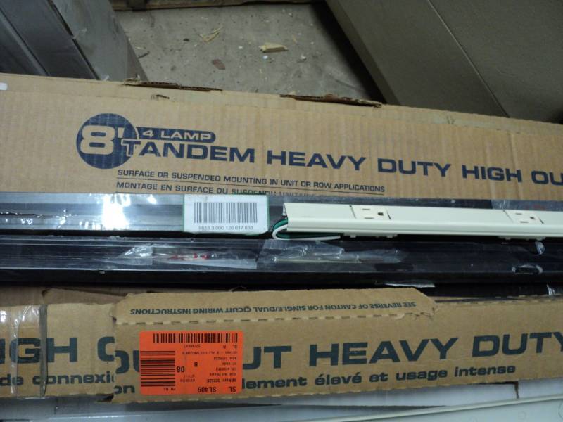 lot 128 image: Heavy Duty Strip 4 Lamp Multi Volt ...